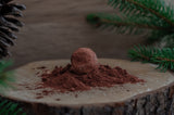 Inventée par Dufour en 1895, enrobée d’une fine poudre de cacao, la craquante couverture noire renferme une délicate ganache nature mousseuse, onctueuse et fondante.